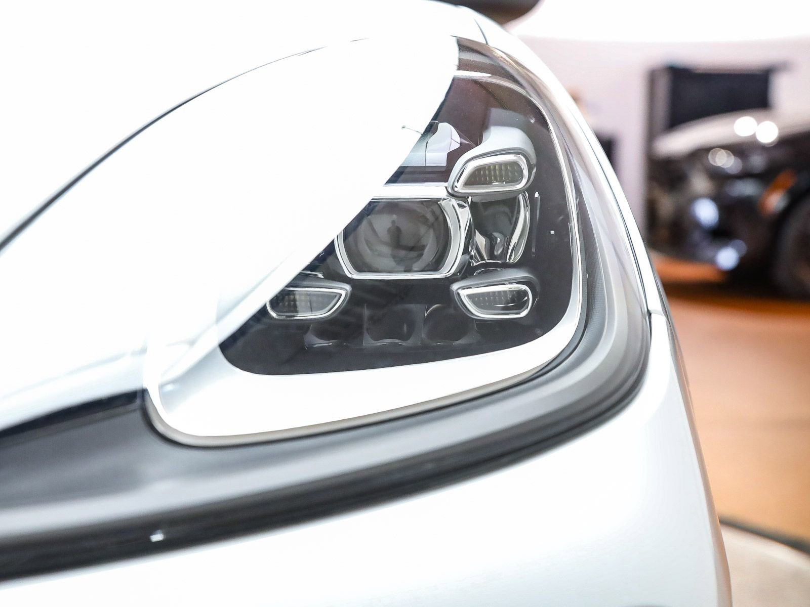 Certified 2022 Porsche Cayenne Platinum Edition image 11