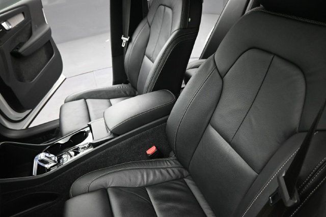 Used 2023 Volvo XC40 B4 Ultimate FWD image 14