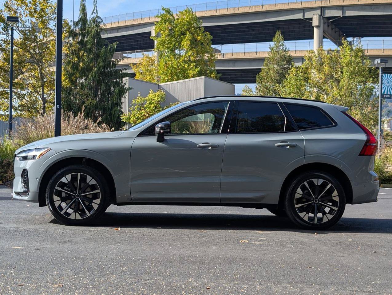 Used 2026 Volvo XC60 B5 Plus AWD/4WD image 4