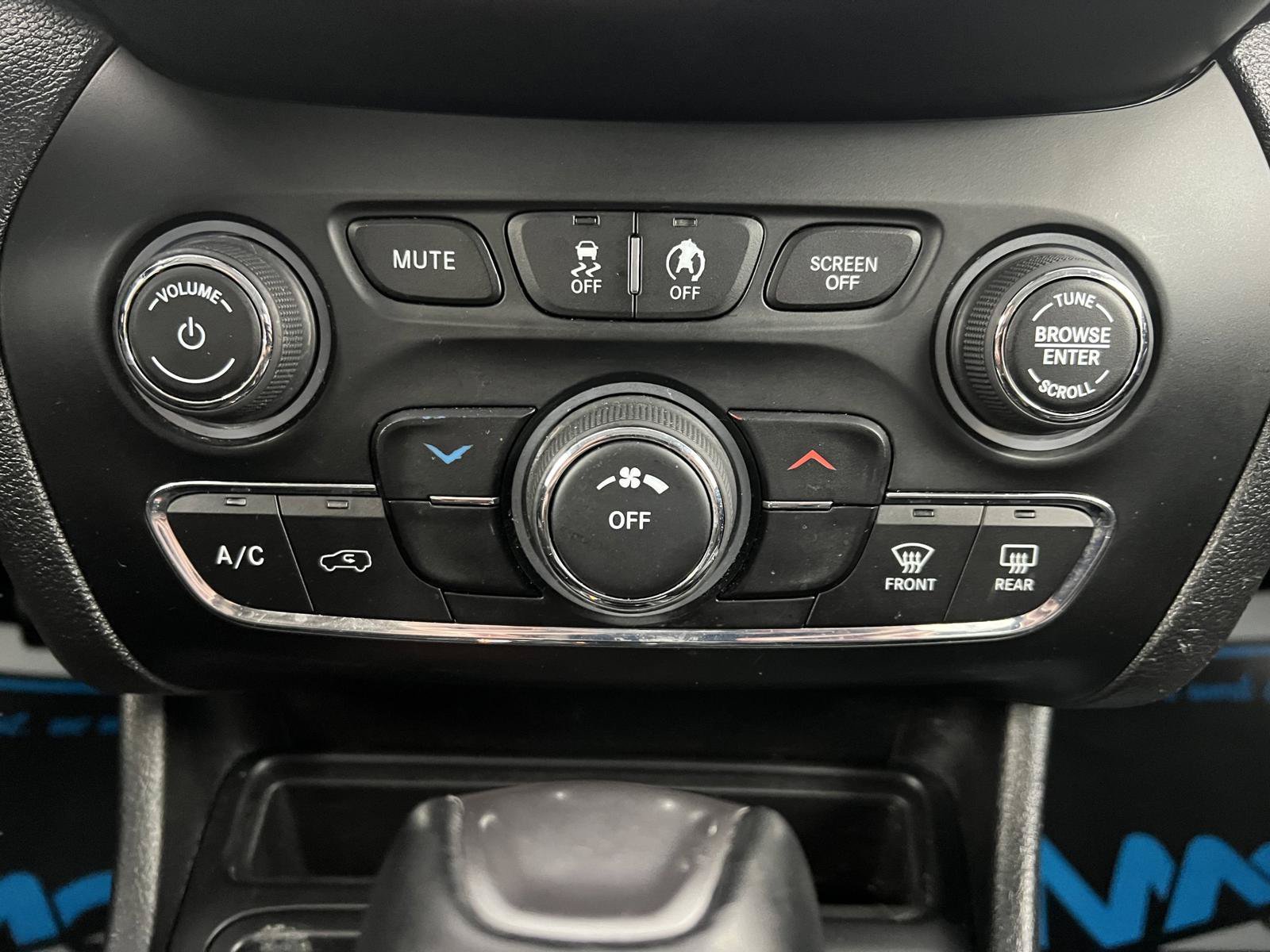Used 2019 Jeep Cherokee Latitude Plus FWD image 21