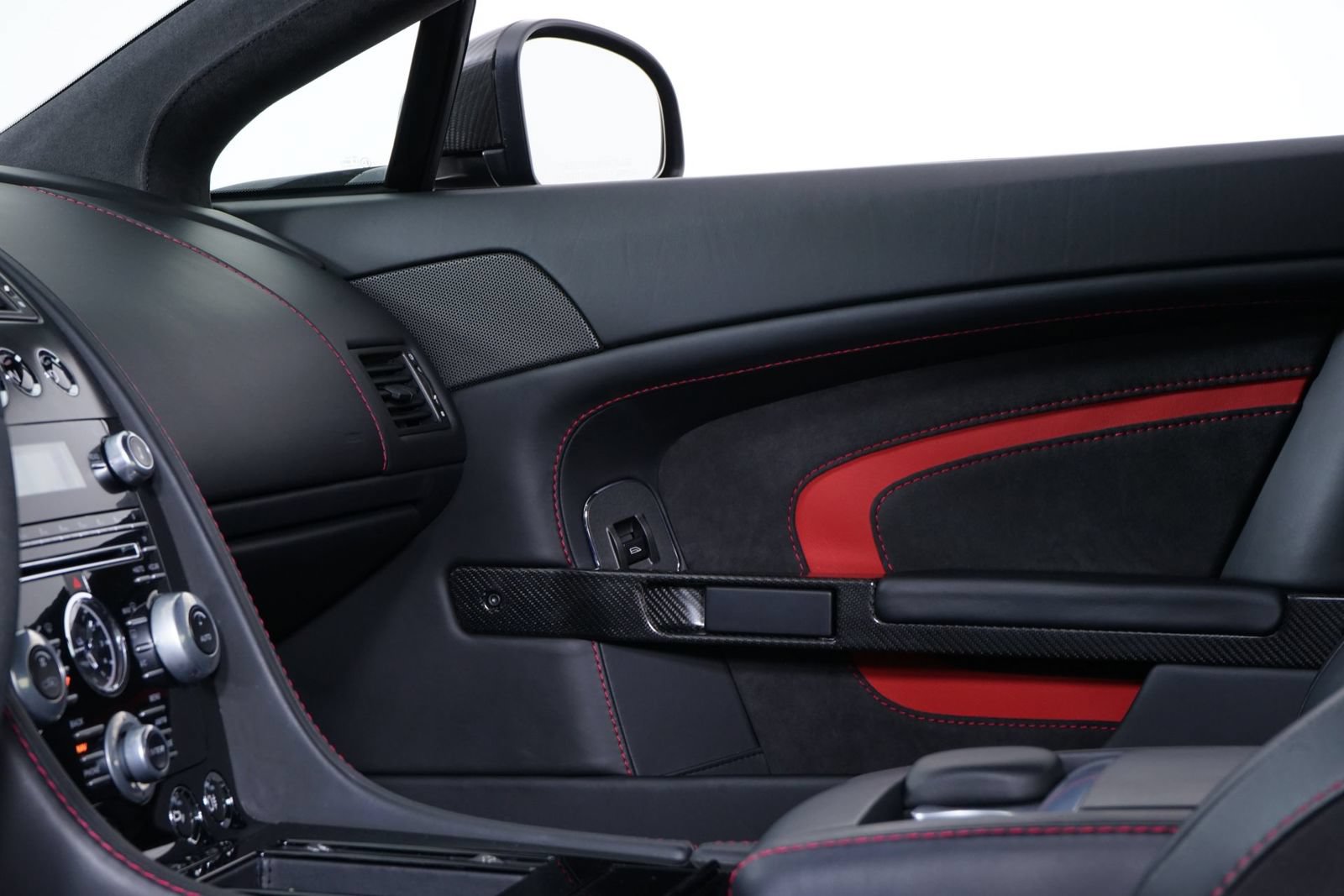 Used 2015 Aston Martin V12 Vantage S RWD image 28