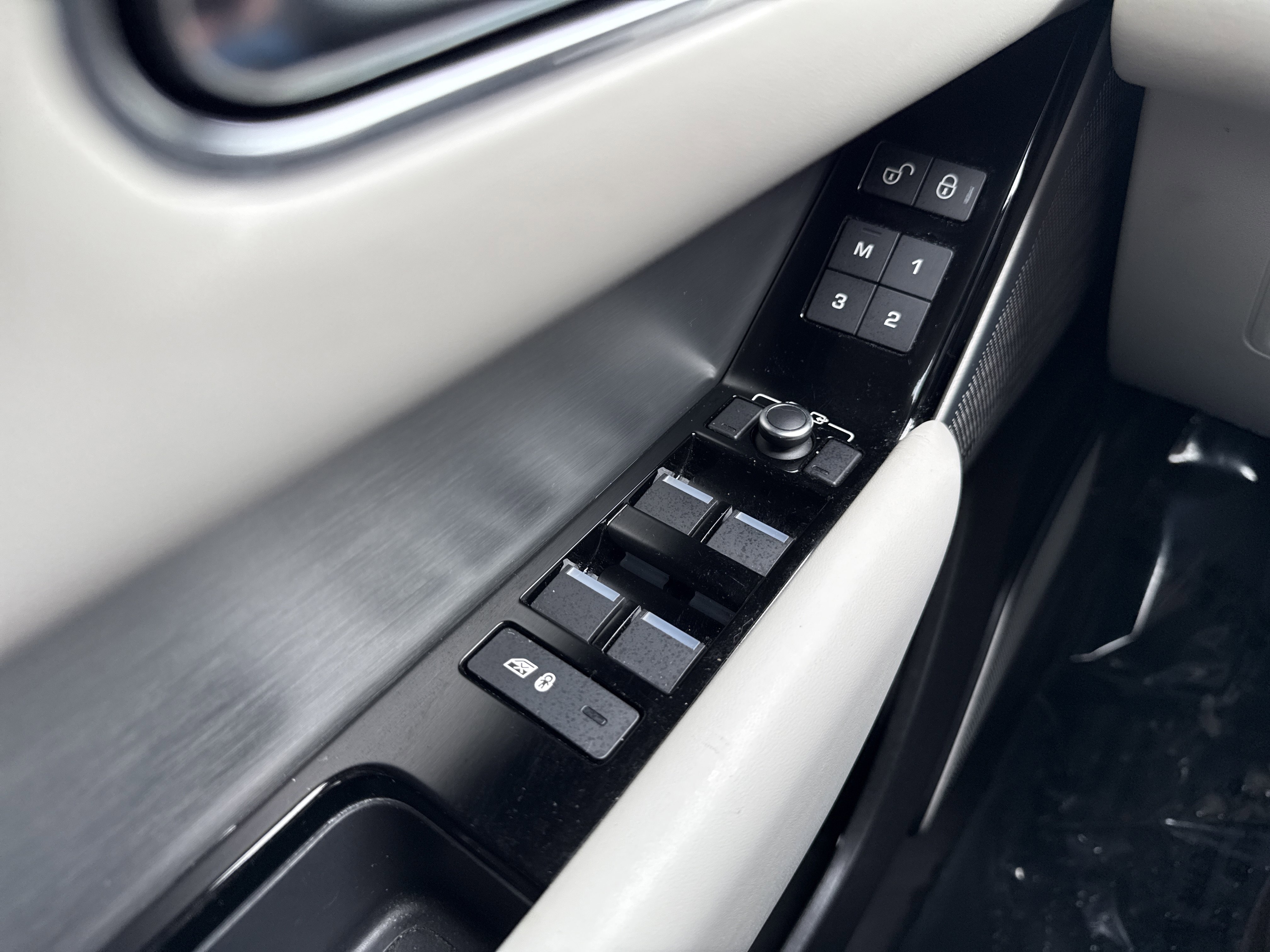 Used 2018 Land Rover Range Rover Velar R-Dynamic SE image 24