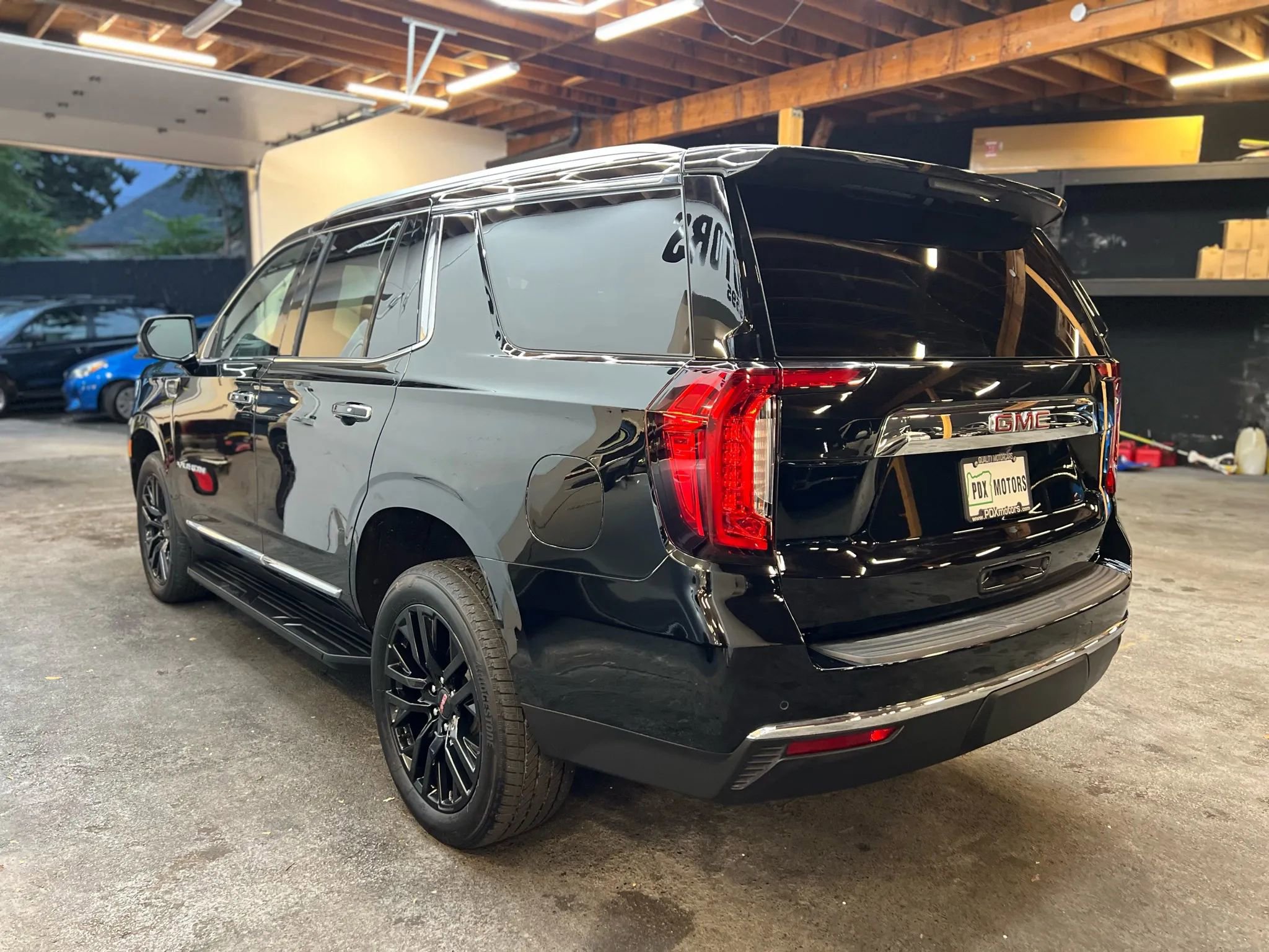 Used 2023 GMC Yukon SLT w/ SLT Premium Package image 5