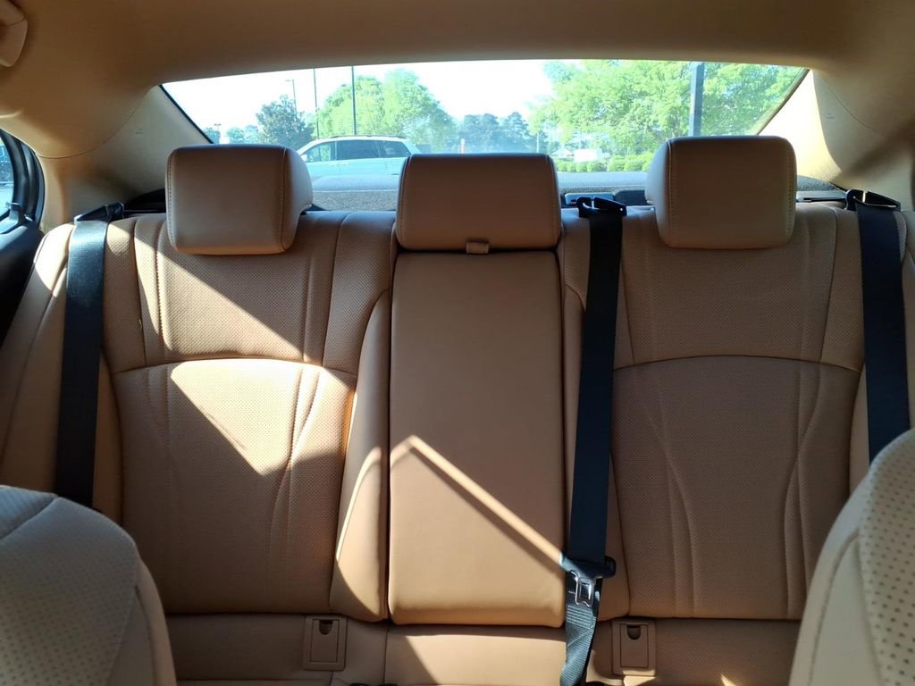 Used 2025 Lexus ES 300h Ultra Luxury w/ Accessory Package (Z2) image 17