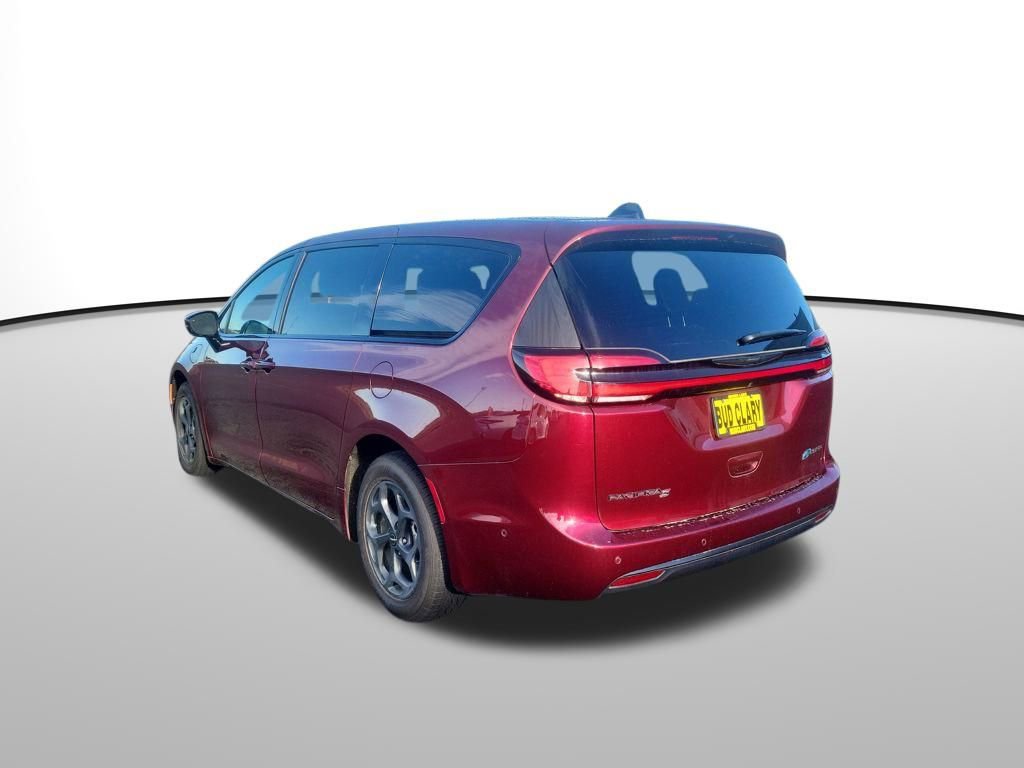 Used 2023 Chrysler Pacifica Limited w/ Uconnect Theater Family Group image 3
