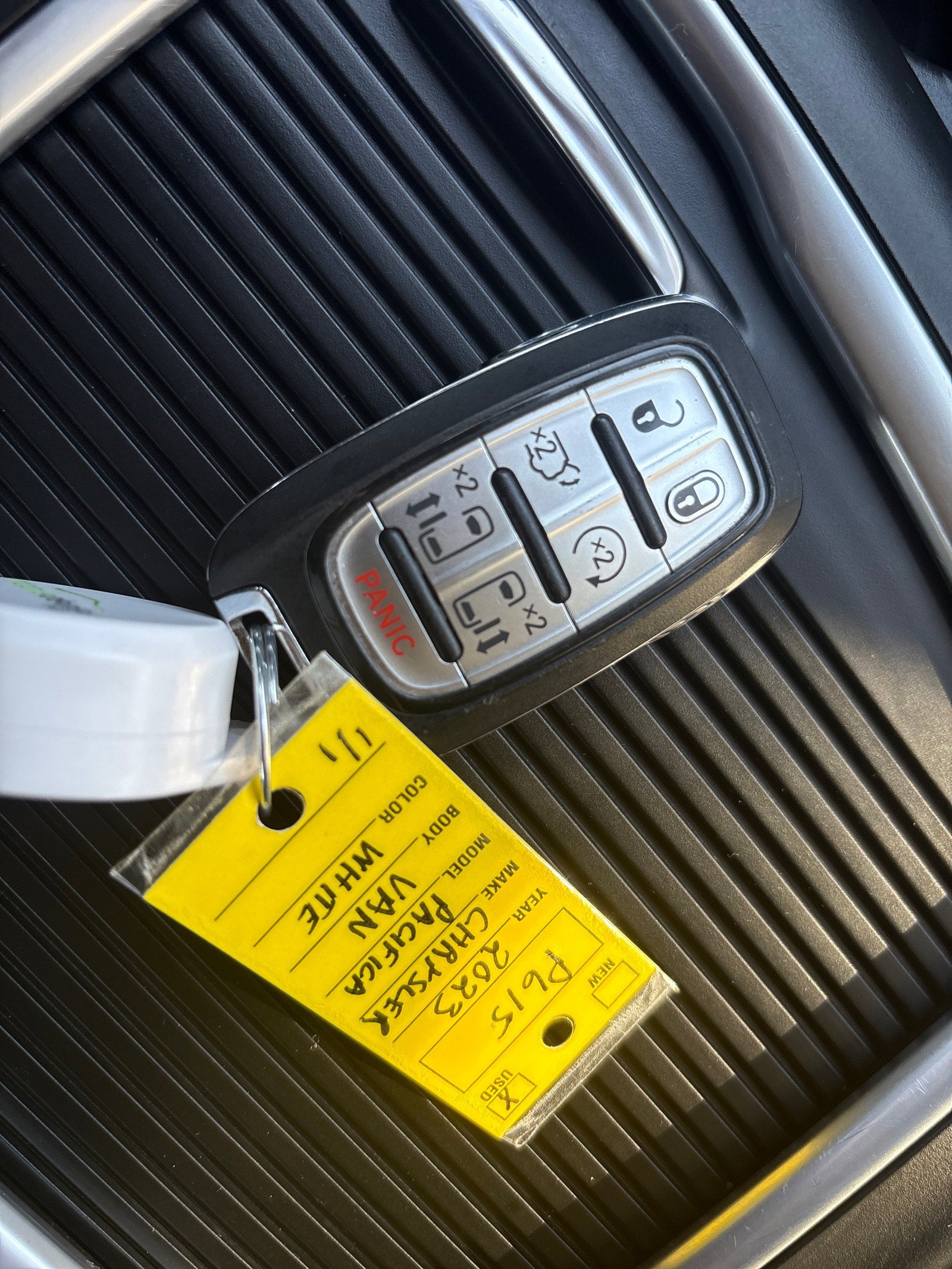 Used 2023 Chrysler Pacifica Touring-L image 23