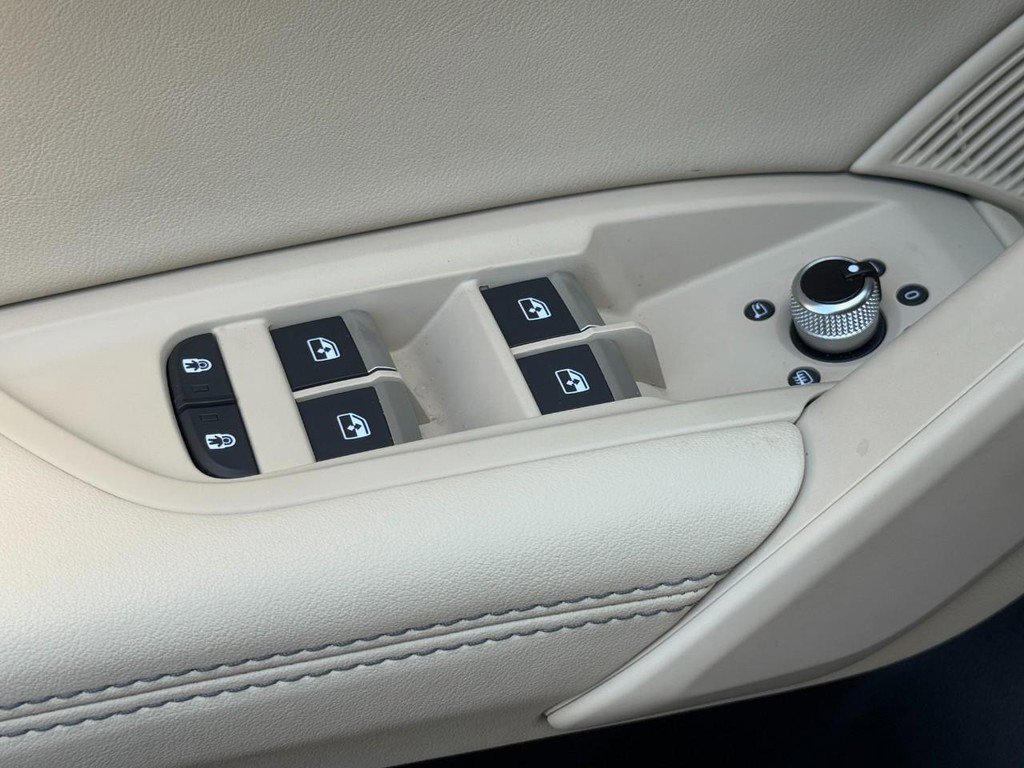 Used 2025 Audi Q5 e Premium Plus w/ Premium Plus Package image 24