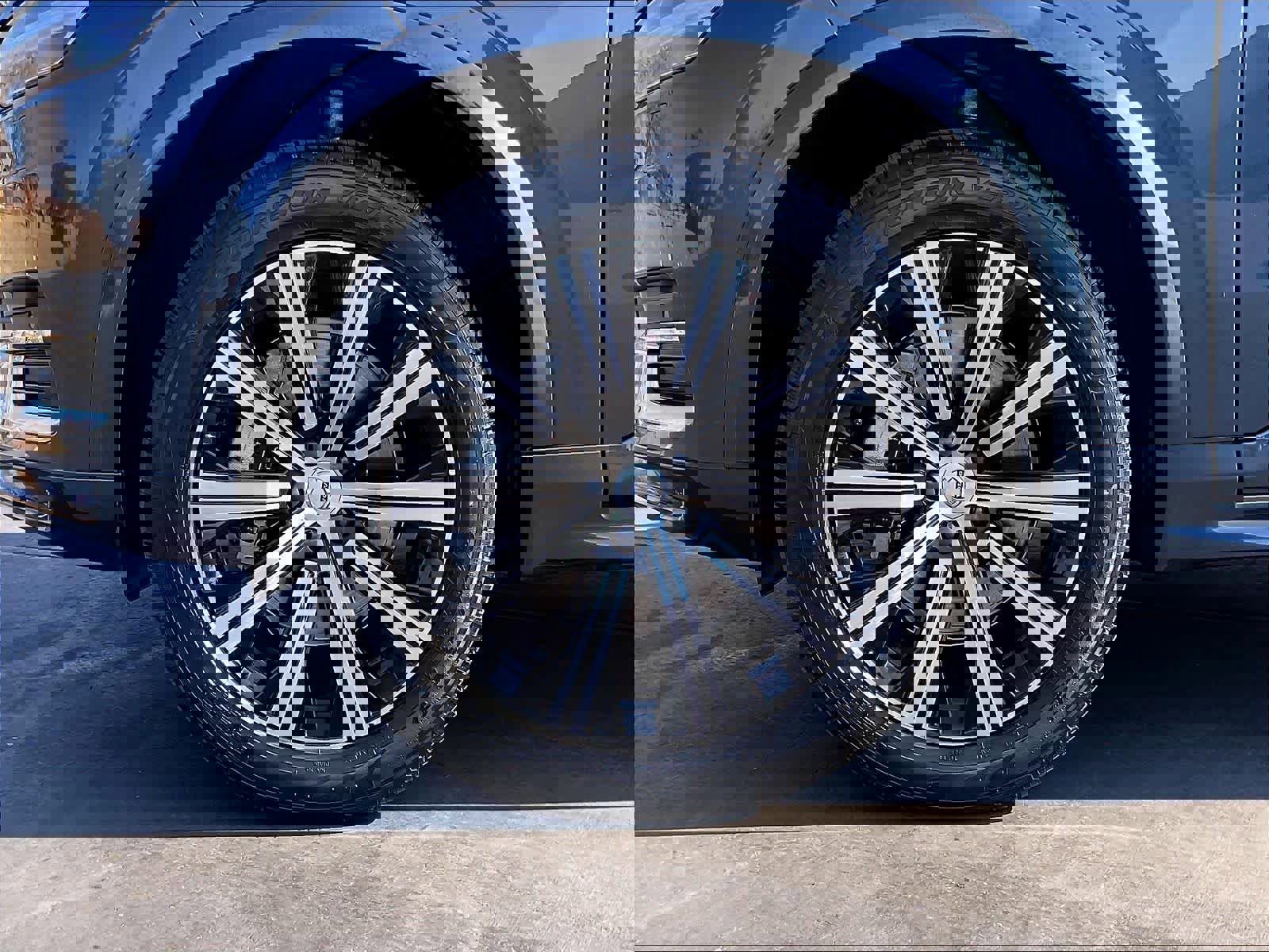 Used 2025 Volvo XC90 B6 Core w/ Climate Package image 12