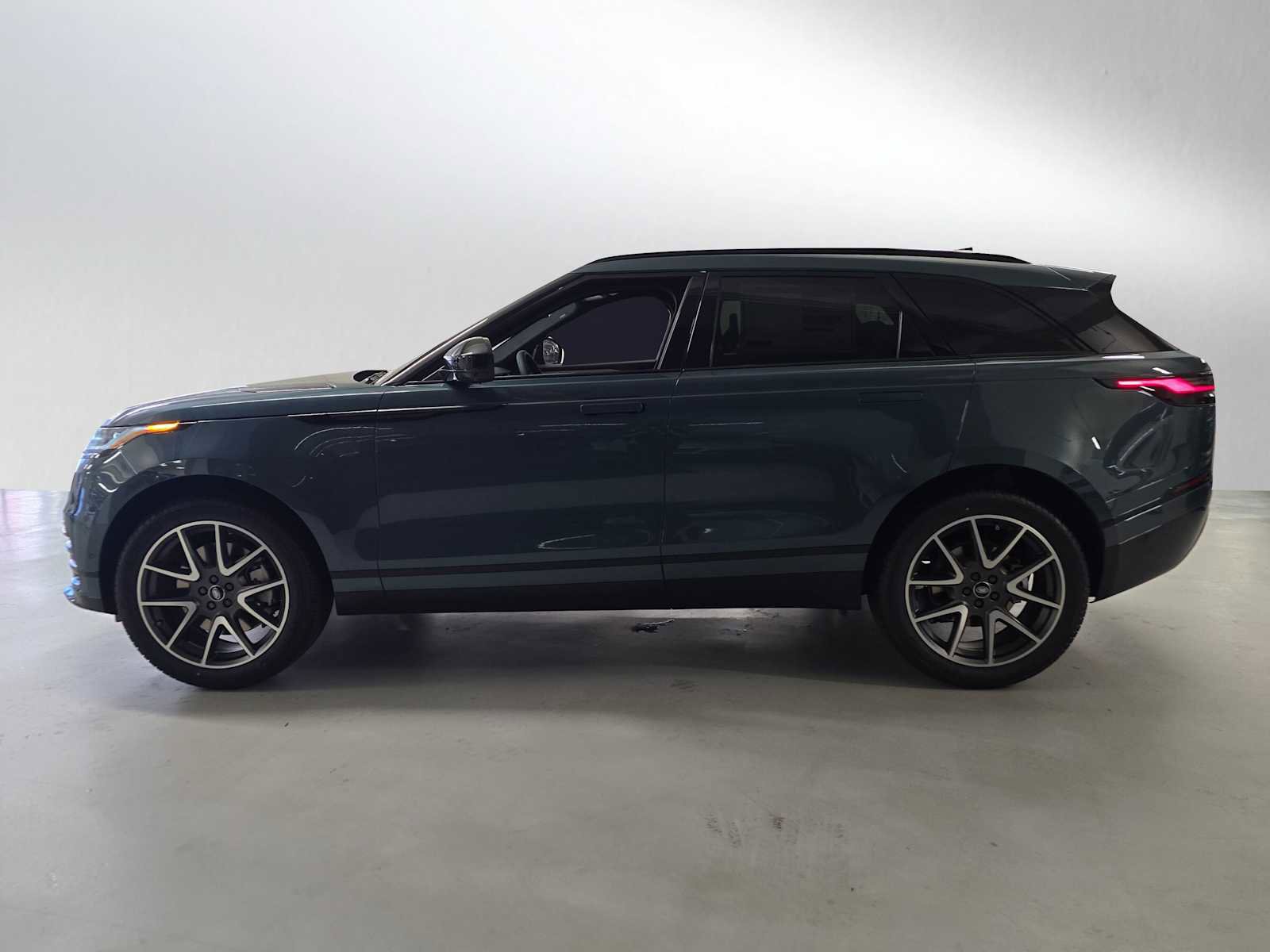 New 2026 Land Rover Range Rover Velar Dynamic SE image 2