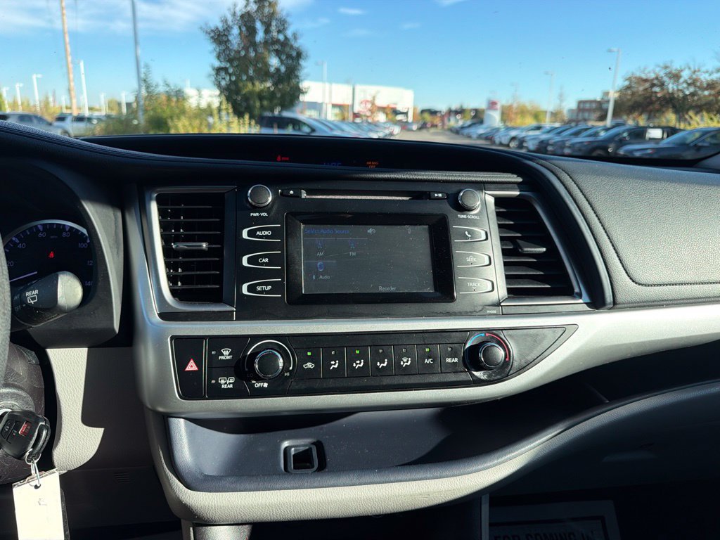 Used 2018 Toyota Highlander LE w/ Protection Package #3 AWD/4WD image 31
