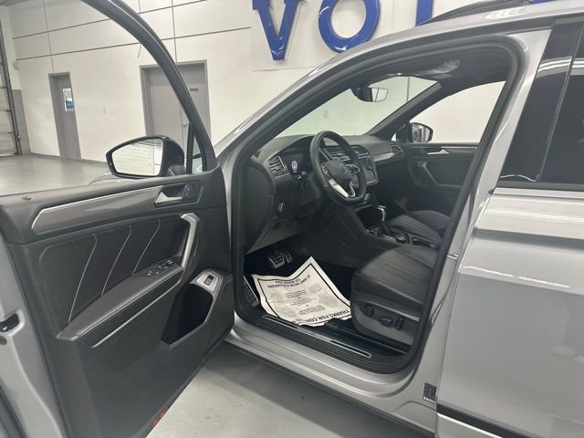 Certified 2022 Volkswagen Tiguan SE R-Line image 3