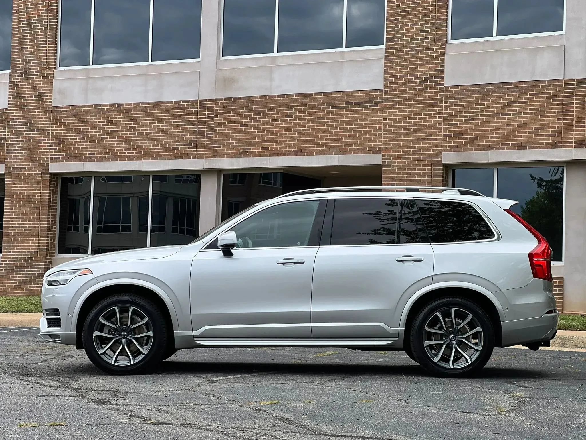 Used 2017 Volvo XC90 T6 Momentum w/ Vision Package AWD/4WD image 2