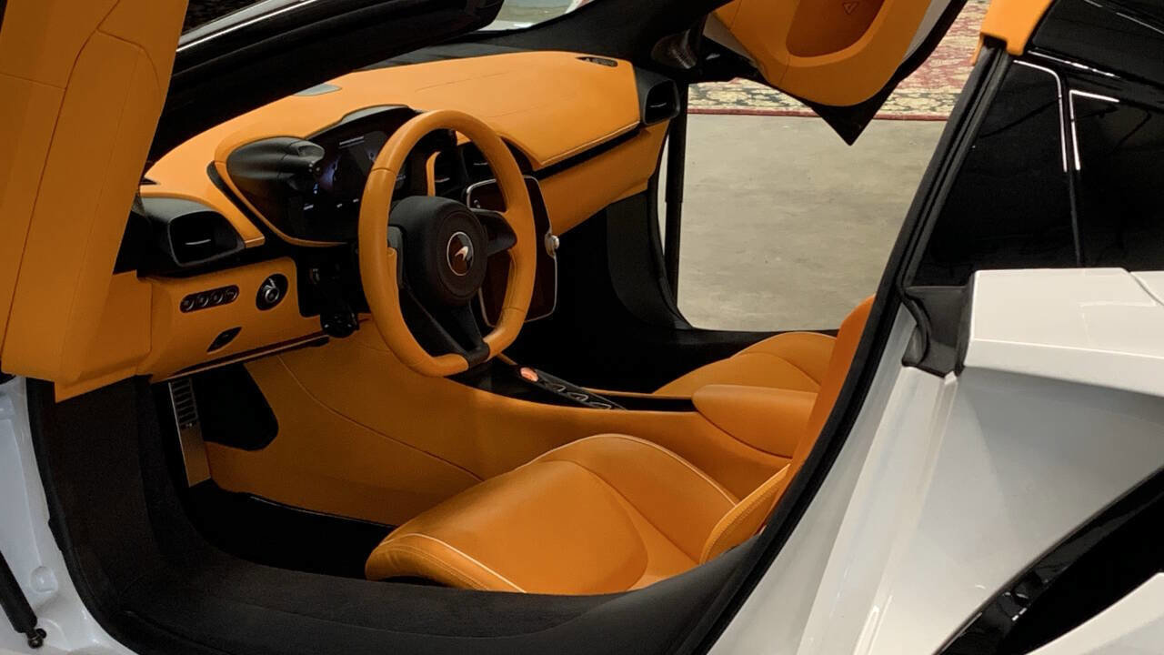 Used 2025 McLaren Artura Spider image 4