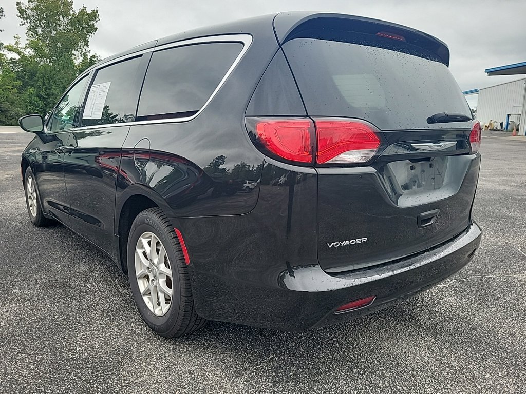 Used 2023 Chrysler Voyager LX FWD image 5