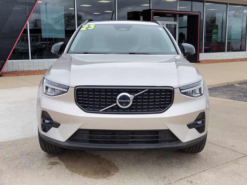 Used 2023 Volvo XC40 B4 Ultimate image 2