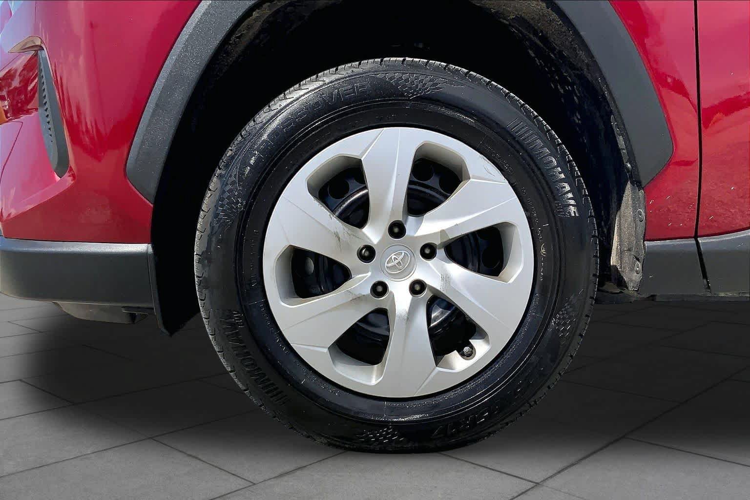 Used 2021 Toyota RAV4 LE FWD image 11