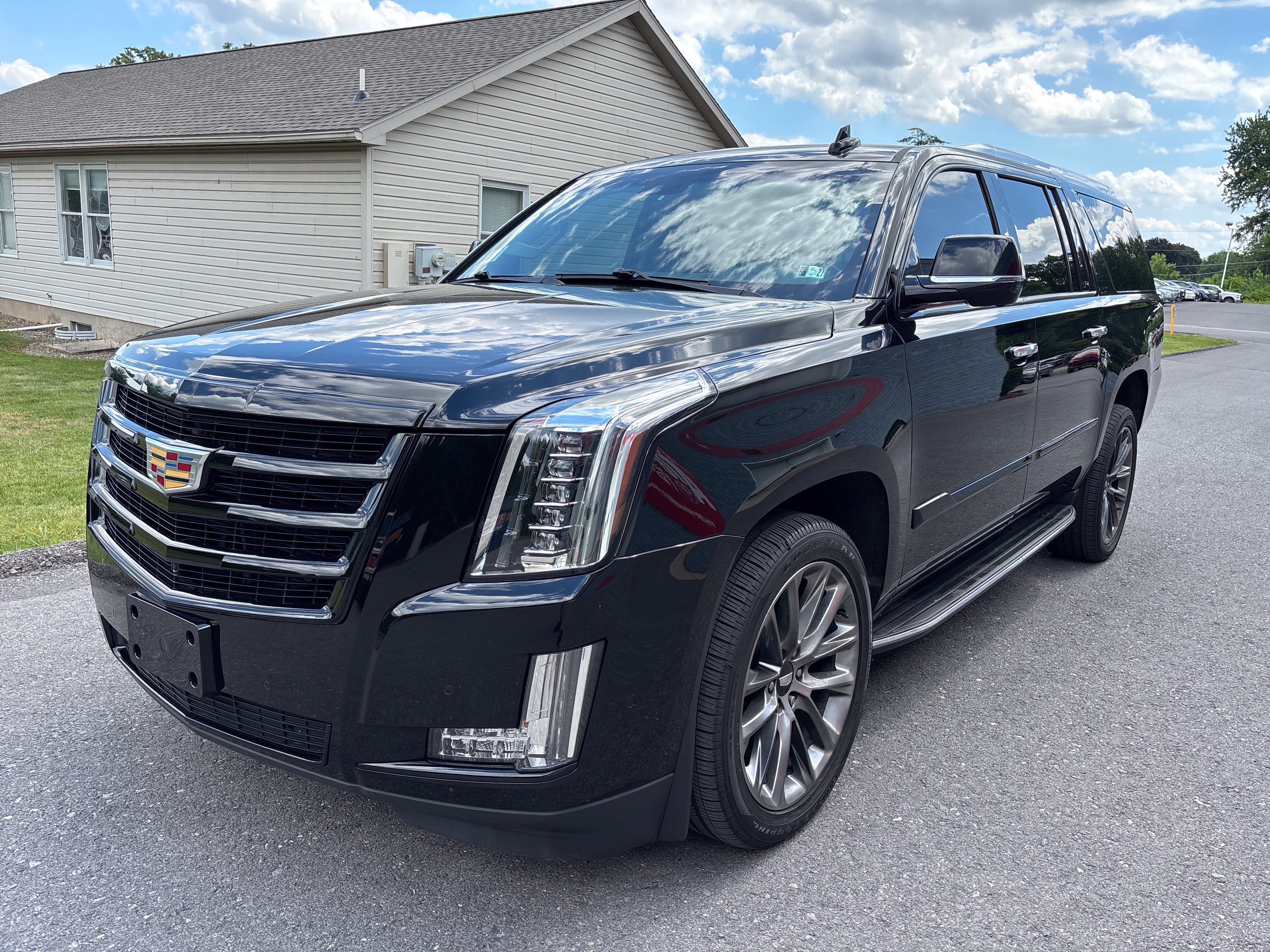 Used 2019 Cadillac Escalade ESV Luxury w/ Escalade Sport Edition AWD/4WD image 8