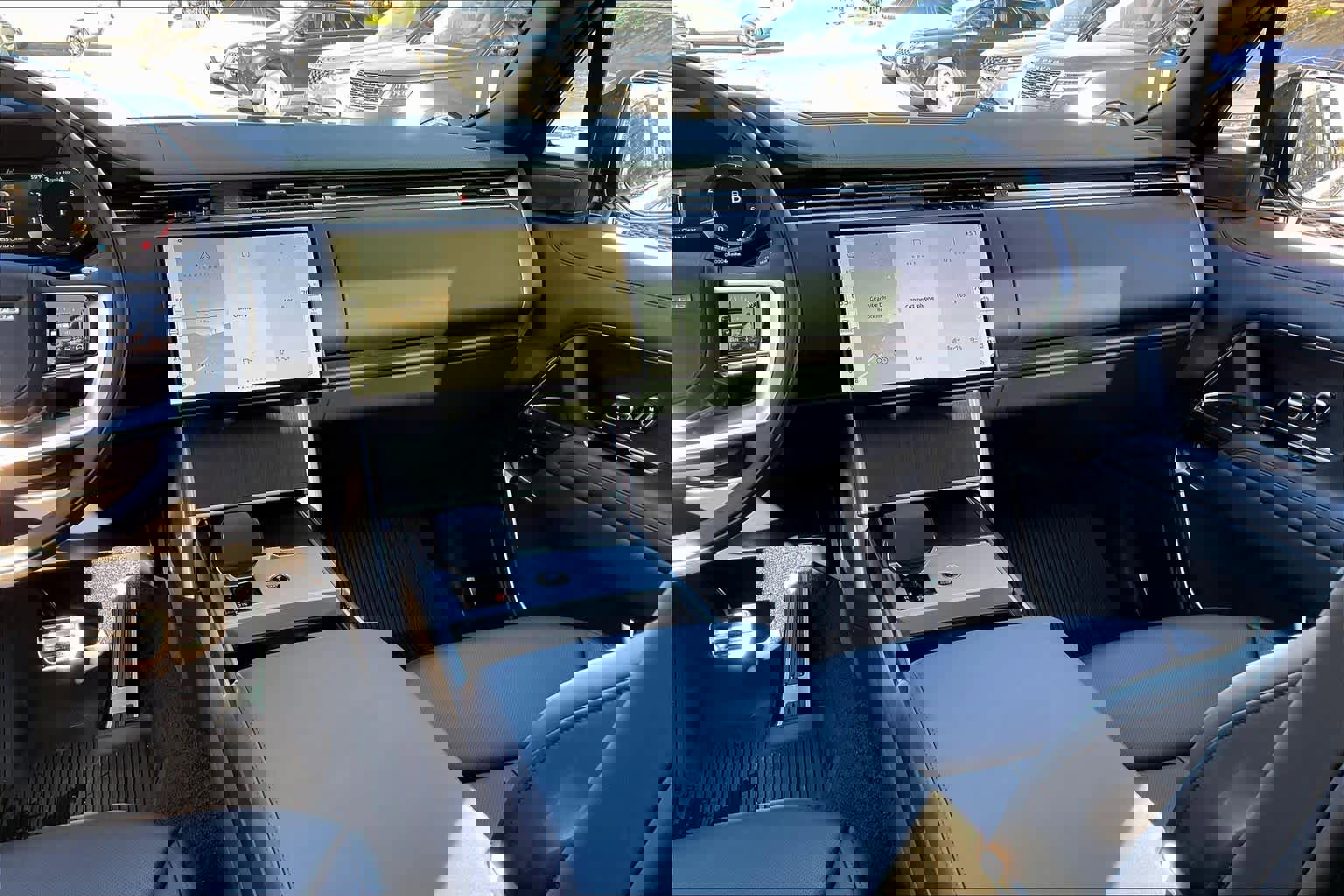 New 2025 Land Rover Range Rover Long Wheelbase SE image 9