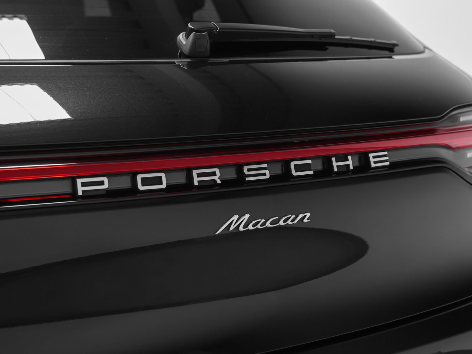 Certified 2024 Porsche Macan AWD/4WD image 19