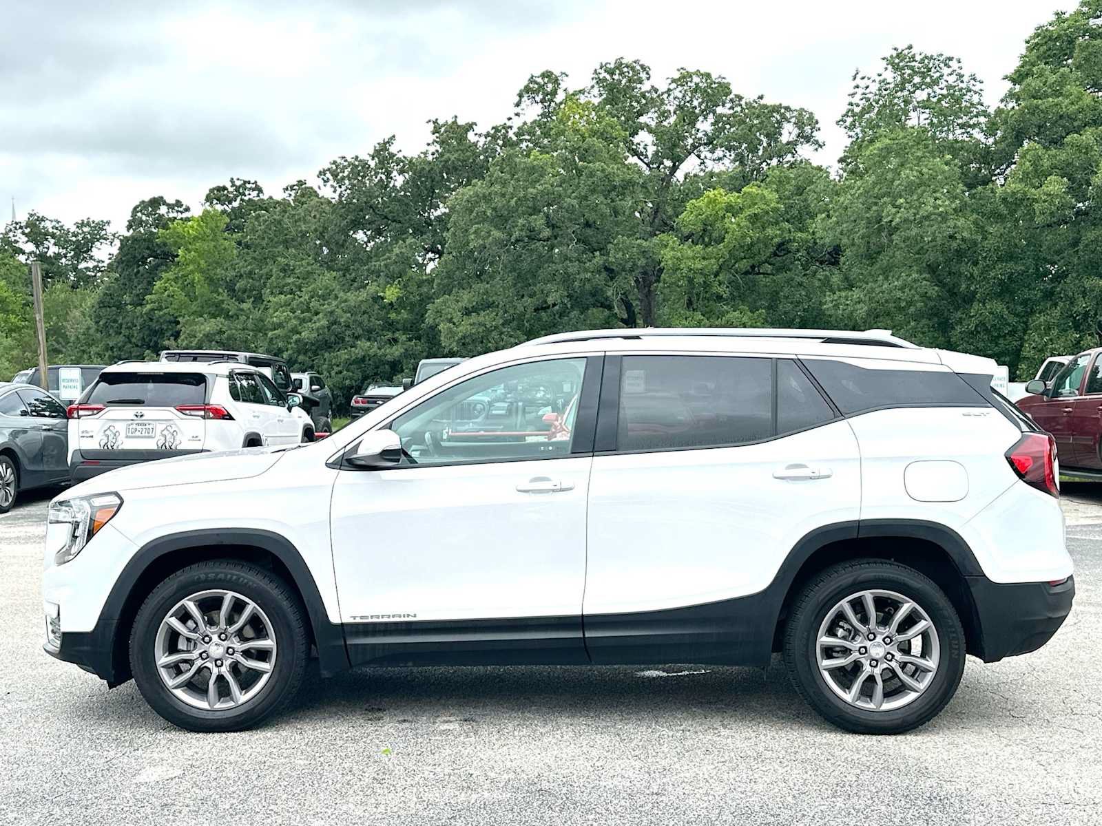 Used 2024 GMC Terrain SLT AWD/4WD image 12
