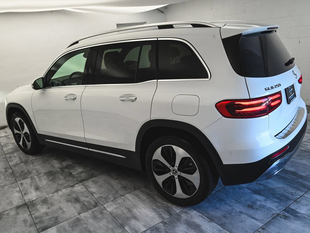 Used 2025 Mercedes-Benz GLB 250 4MATIC image 4