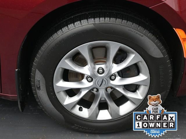 Used 2023 Chrysler Pacifica Touring-L image 39