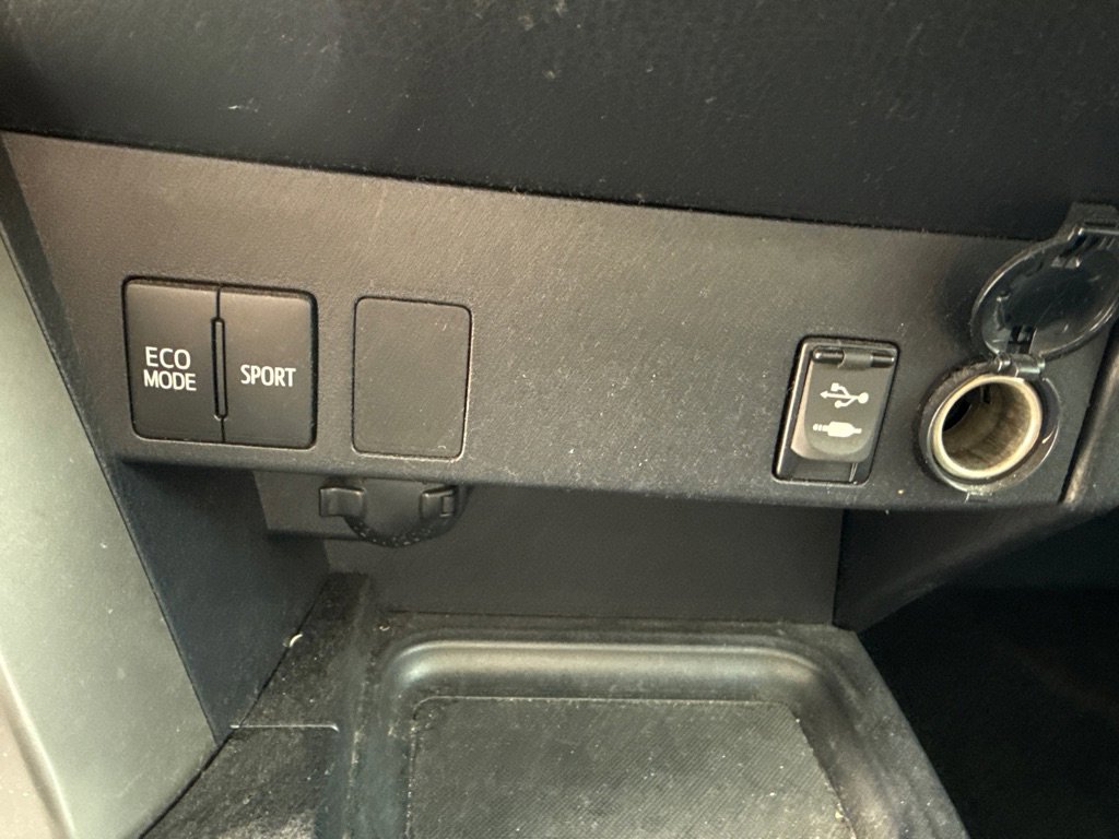 Used 2018 Toyota RAV4 LE FWD image 12