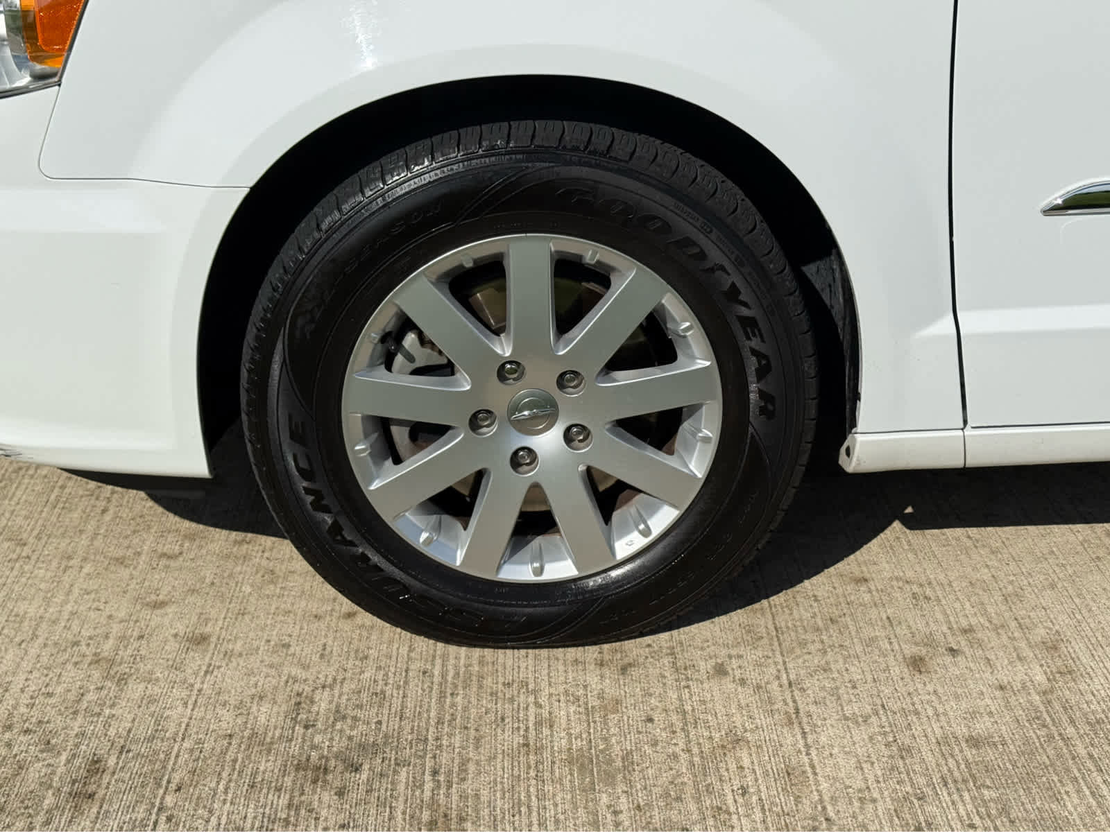 Used 2016 Chrysler Town & Country Touring FWD image 10