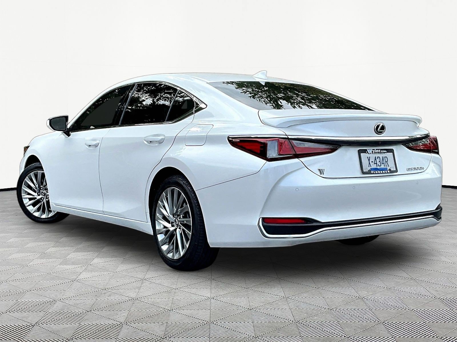 Used 2023 Lexus ES 300h w/ Accessory Package (Z2) FWD image 4