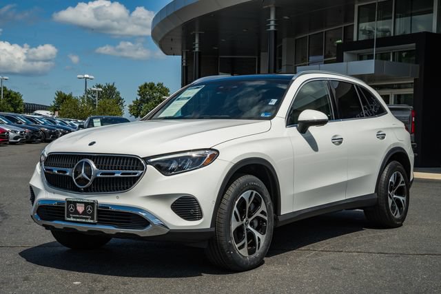 Used 2025 Mercedes-Benz GLC 350e 4MATIC image 3