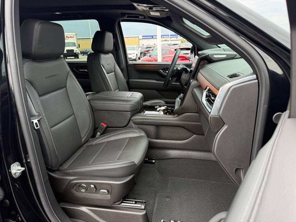 Used 2025 GMC Yukon Denali w/ Sun & Power Step Package AWD/4WD image 31