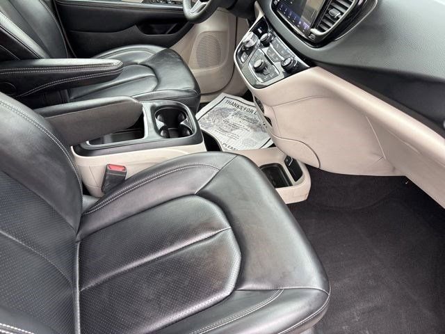 Used 2023 Chrysler Pacifica Touring-L image 38