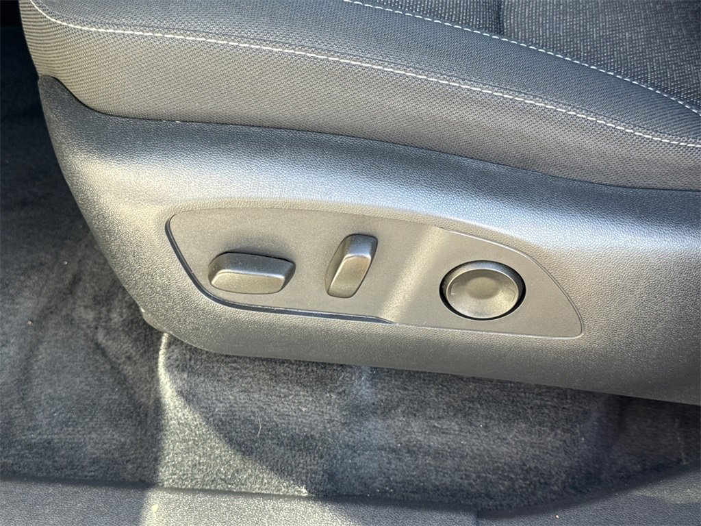 Used 2025 Chevrolet Traverse LT image 25