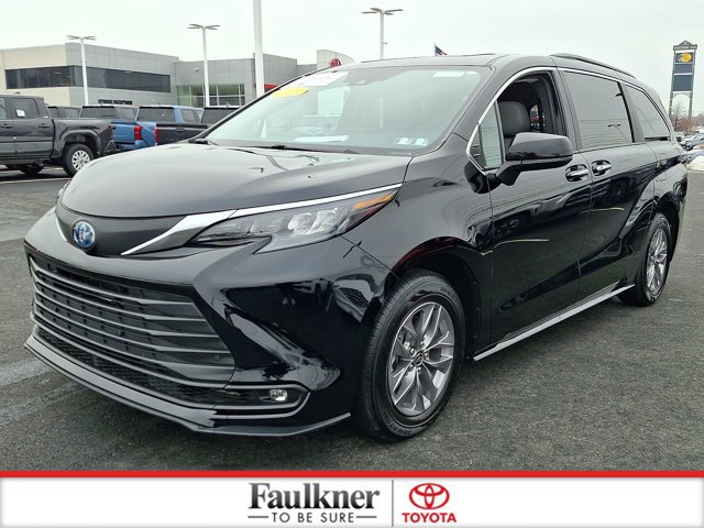 Certified 2025 Toyota Sienna XLE image 3