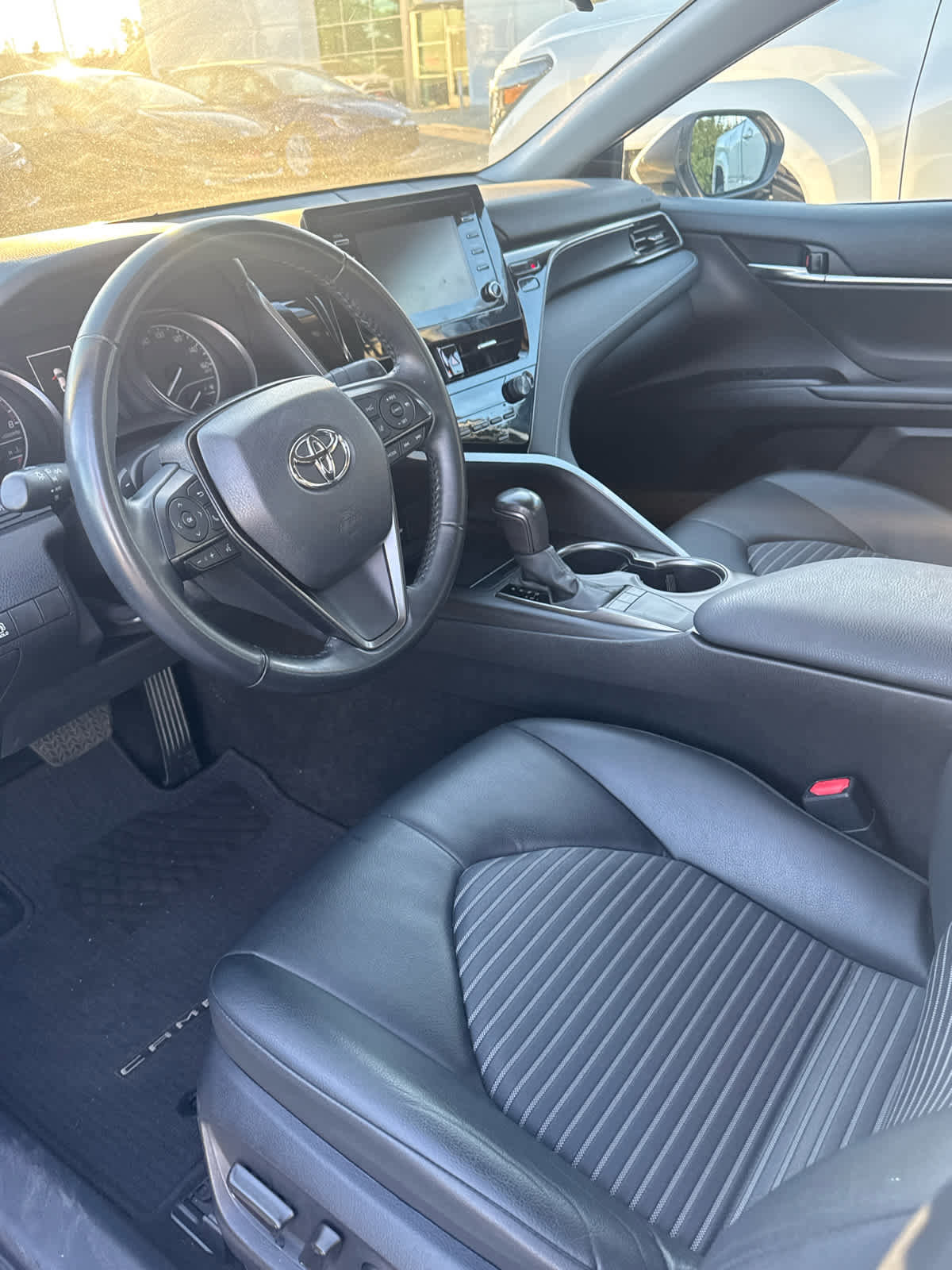 Used 2022 Toyota Camry SE image 3