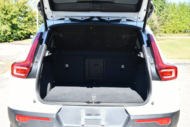 Certified 2025 Volvo XC40 B5 Plus AWD/4WD image 25