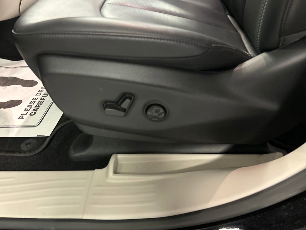 Used 2024 Chrysler Pacifica Select image 13