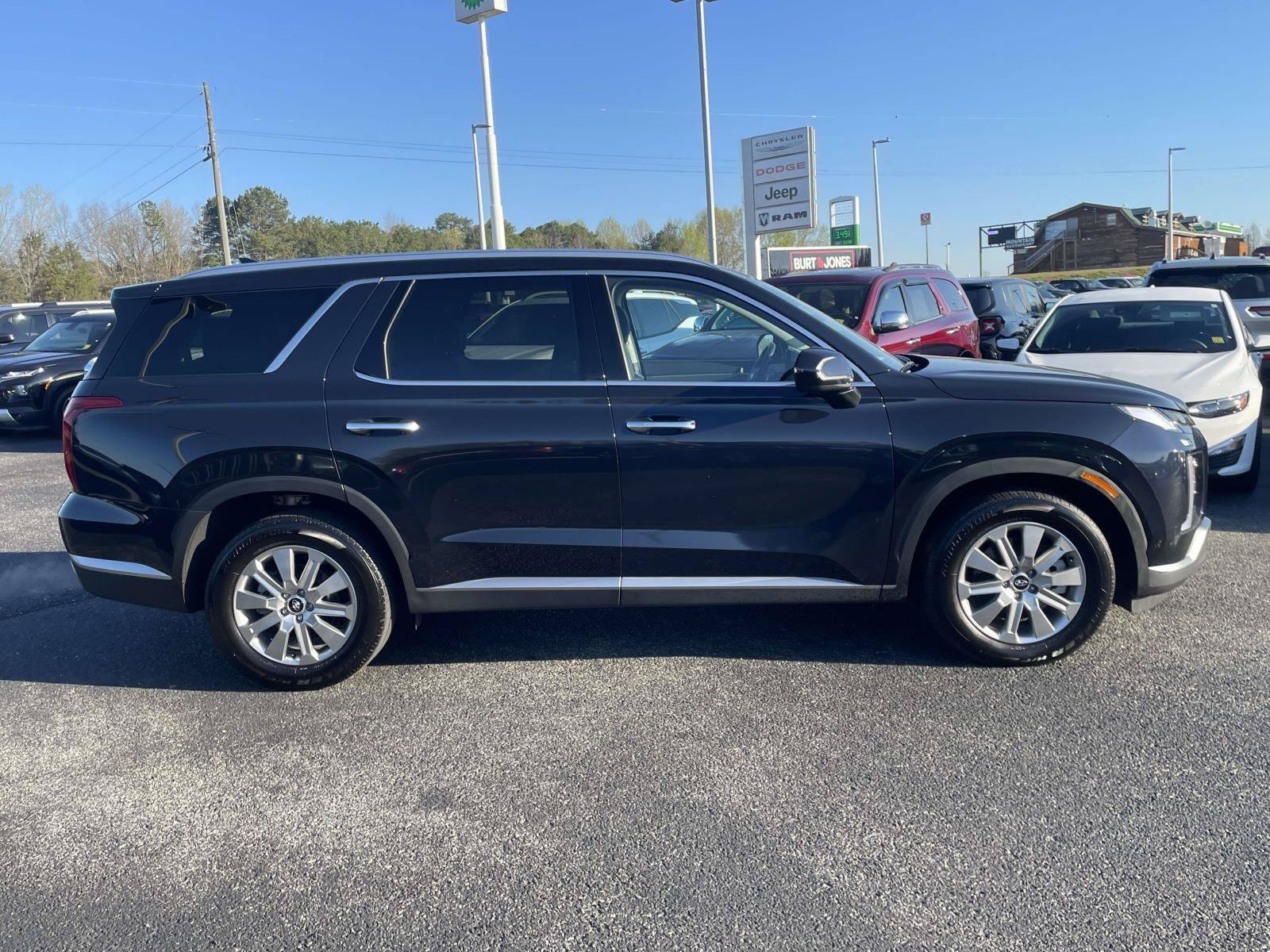 Used 2025 Hyundai Palisade SEL FWD image 2