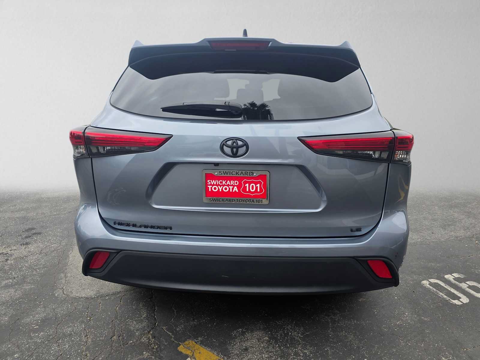 Used 2023 Toyota Highlander LE FWD image 4