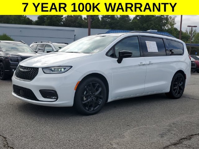 Certified 2025 Chrysler Pacifica Limited FWD image 4
