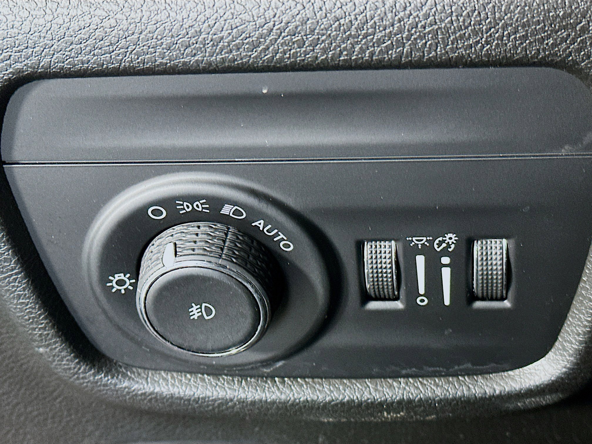 Used 2023 Jeep Grand Cherokee Limited w/ Black Appearance Package image 17