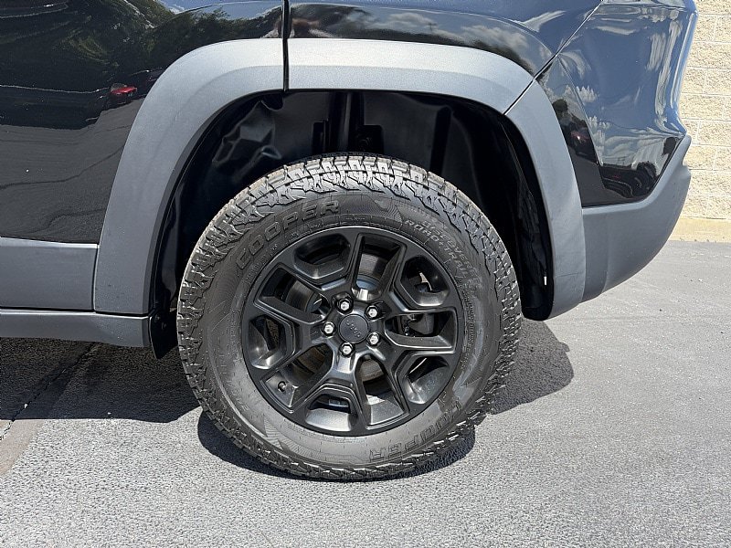 Used 2019 Jeep Cherokee Trailhawk w/ Cold Weather Group AWD/4WD image 10