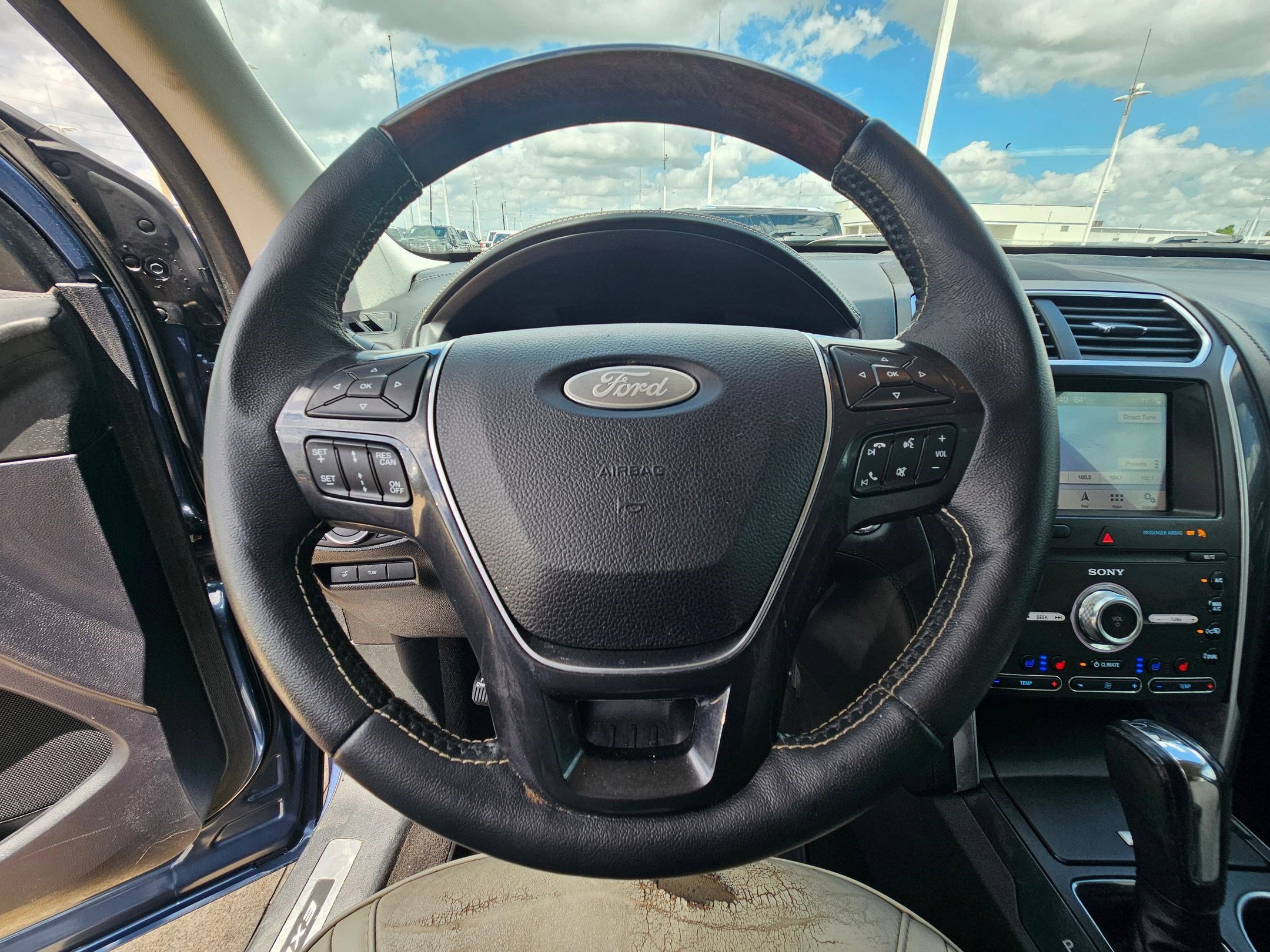 Used 2019 Ford Explorer Platinum image 16