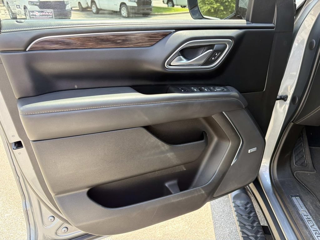 Used 2022 Chevrolet Tahoe Z71 w/ Luxury Package AWD/4WD image 19