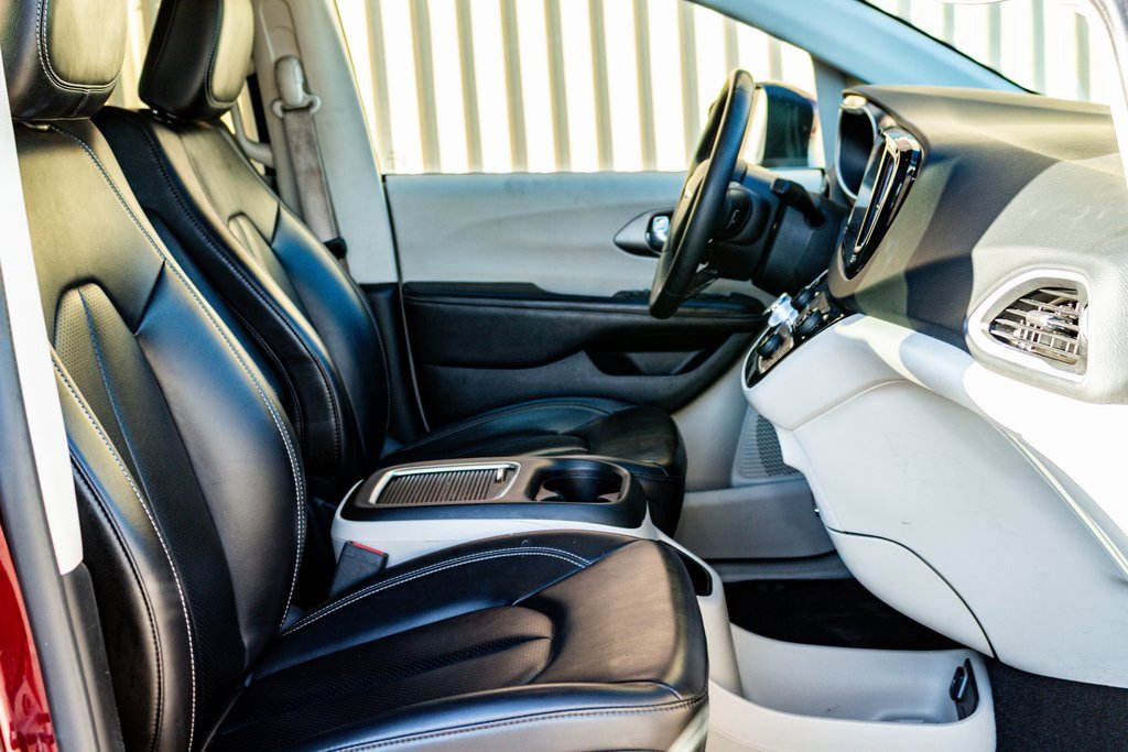 Used 2023 Chrysler Pacifica Touring-L image 20