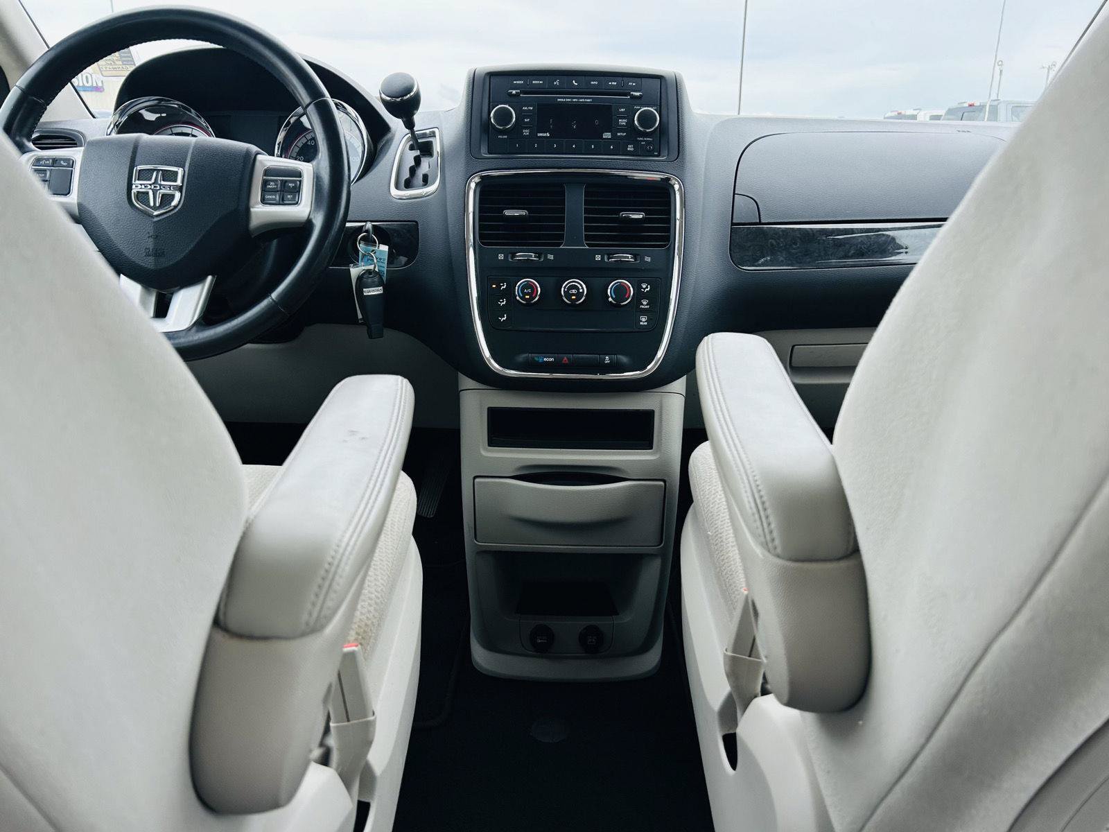 Used 2016 Dodge Grand Caravan American Value Package w/ UConnect Hands-Free Group FWD image 16