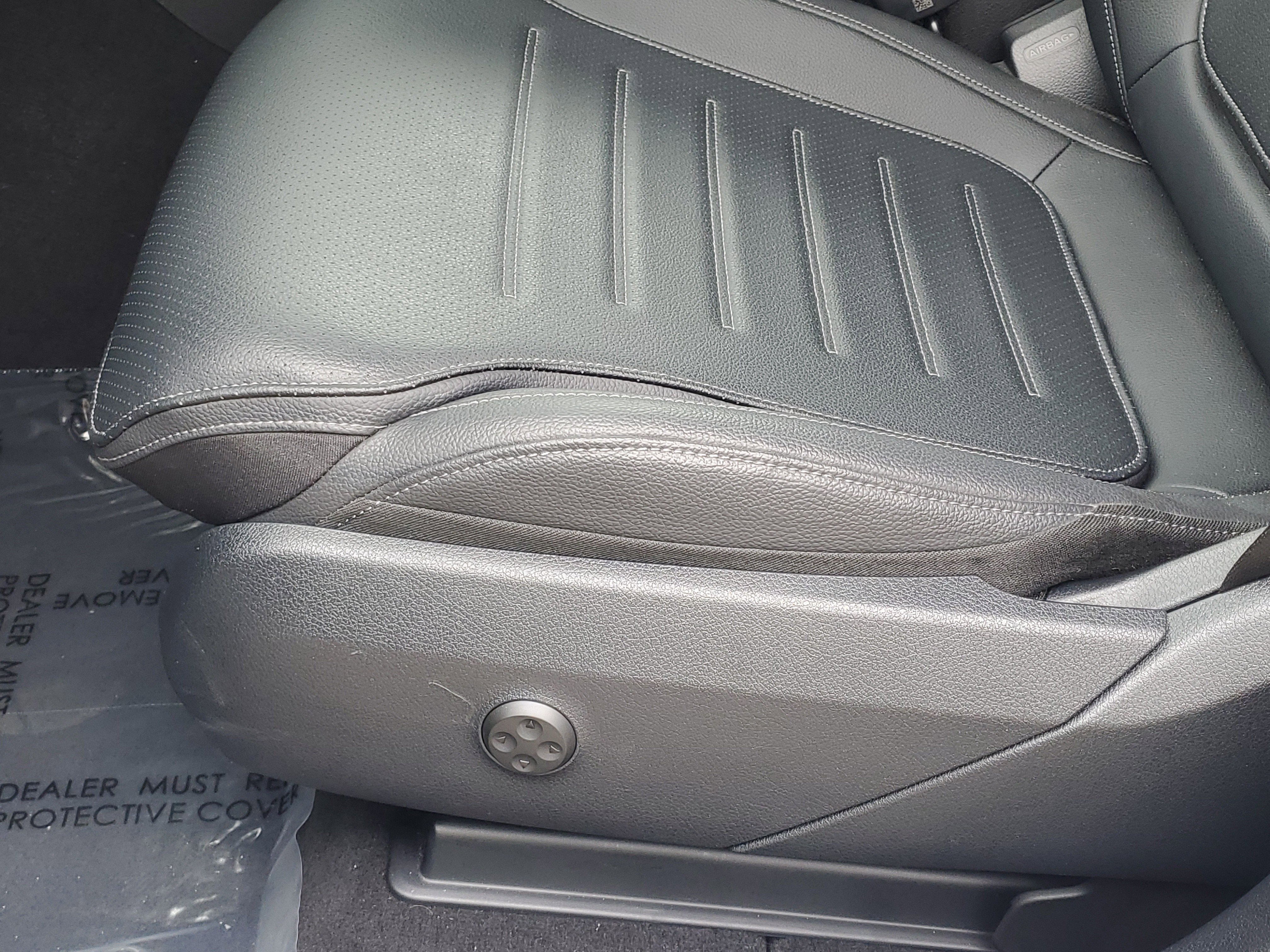 Used 2025 Mercedes-Benz GLC 350e 4MATIC image 9