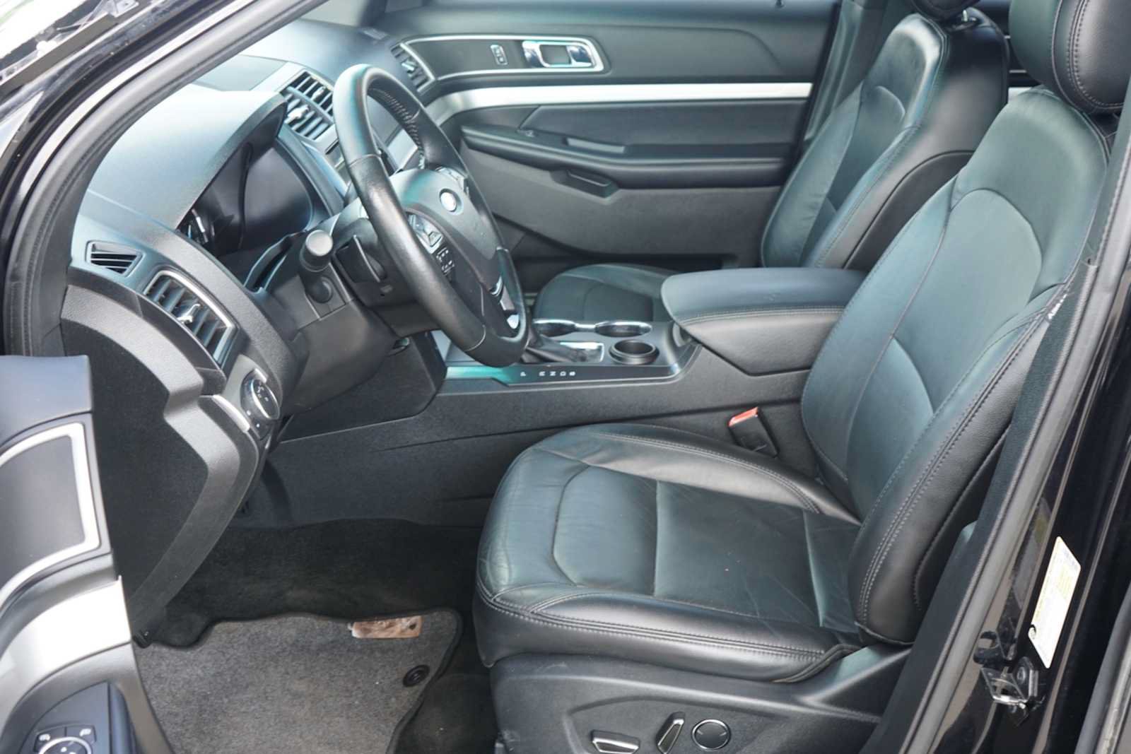 Used 2017 Ford Explorer XLT w/ Equipment Group 202A FWD image 8