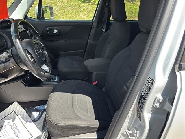 Used 2021 Jeep Renegade Latitude w/ Luxury Group I image 10