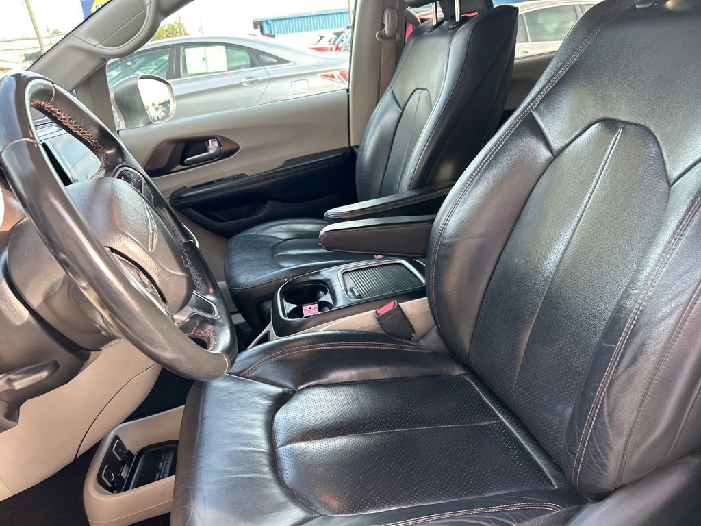 Used 2017 Chrysler Pacifica Touring-L Plus w/ Tire & Wheel Group FWD image 12